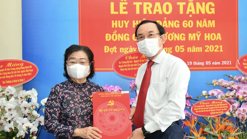 Bí thư Thành ủy TPHCM Nguyễn Văn Nên trao Huy hiệu 60 năm tuổi Đảng cho đồng chí Trương Mỹ Hoa