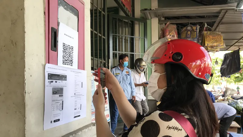 Người dân TP Thủ Đức quét mã QR tìm điểm mua sắm gần nhất