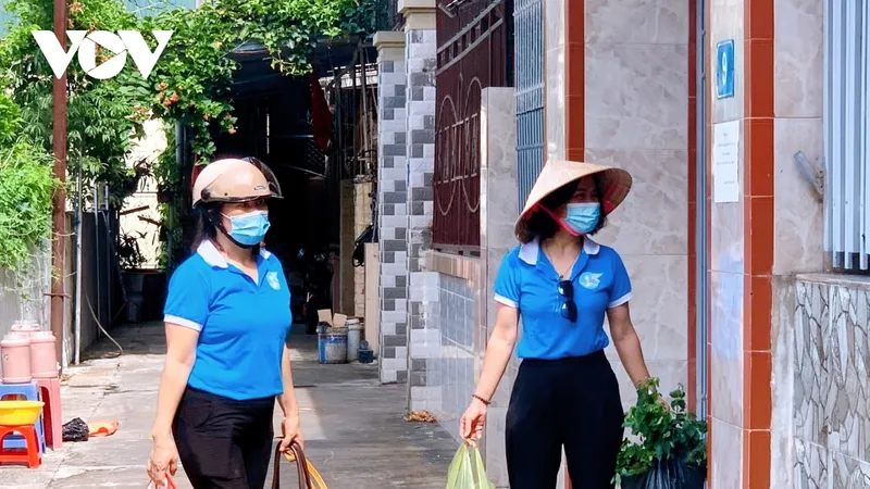 Thanh niên tình nguyện đi chợ giúp người dân quận 1 