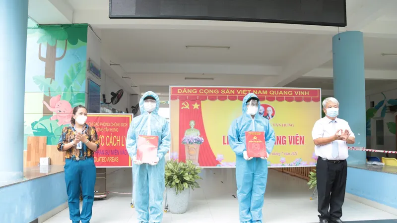Quận 7: Kết nạp Đảng tại tuyến đầu phòng chống dịch Covid-19