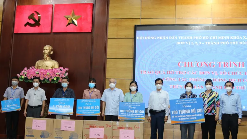 Nhiều đơn vị trao quà cho tuyến đầu chống dịch, khu phong tỏa