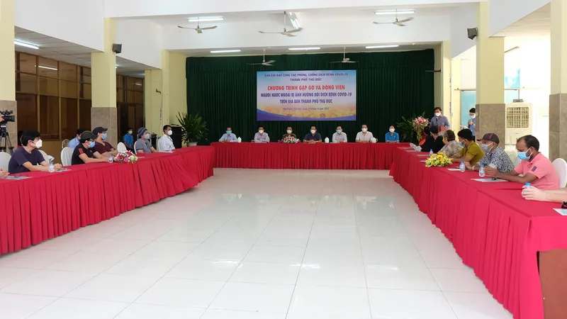 Chương trình gặp gỡ và động viên người nước ngoài bị ảnh hưởng bởi dịch Covid-19 đang sinh sống tại TP Thủ Đức. Ảnh: THU HƯỜNG