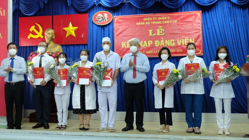 Quận 7 kết nạp Đảng cho 21 quần chúng ưu tú