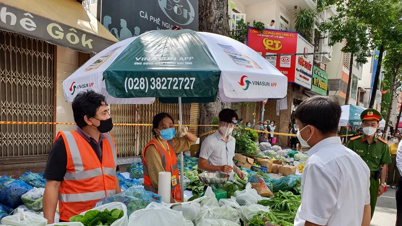 Người dân quận 5 ra đường đi chợ