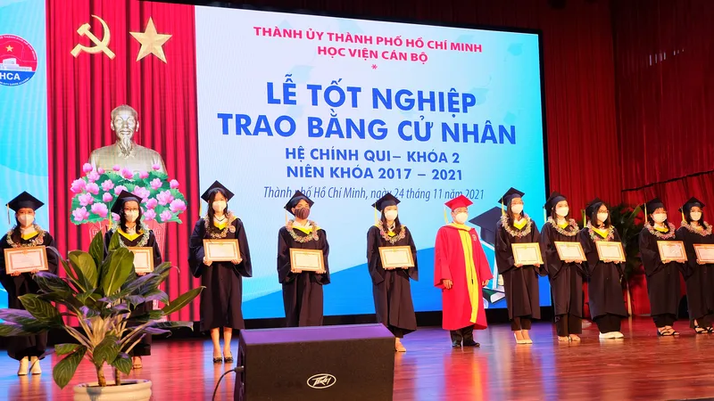Học viện Cán bộ TPHCM trao bằng cử nhân cho gần 900 sinh viên