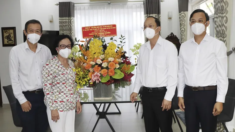 Phó Bí thư Thành ủy TPHCM Nguyễn Hồ Hải thăm, chúc sức khỏe PGS.TS.BS Trần Thị Trung Chiến