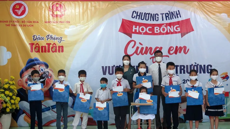Trao học bổng trị giá gần 600 triệu đồng cho học sinh nghèo, hiếu học