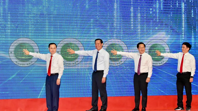 Chủ tịch UBND TPHCM Phan Văn Mãi và các đồng chí lãnh đạo TP Thủ Đức thực hiện nghi thức công bố Cổng thông tin điện tử TP Thủ Đức và Ứng dụng trực tuyến "TP Thủ Đức”. Ảnh: VIỆT DŨNG