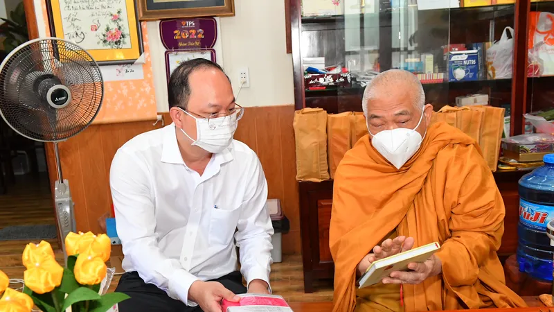 Phó Bí thư Thành ủy TPHCM Nguyễn Hồ Hải thăm Hoà thượng Thích Giác Toàn, Phó Chủ tịch Hội đồng Trị sự Giáo hội Phật giáo Việt Nam. Ảnh: VIỆT DŨNG