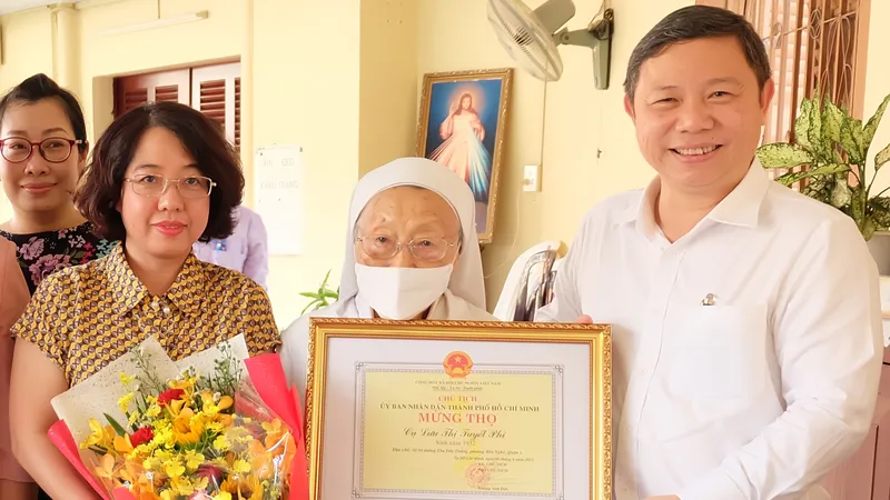 Lãnh đạo TPHCM thăm, chúc thọ người cao tuổi tiêu biểu