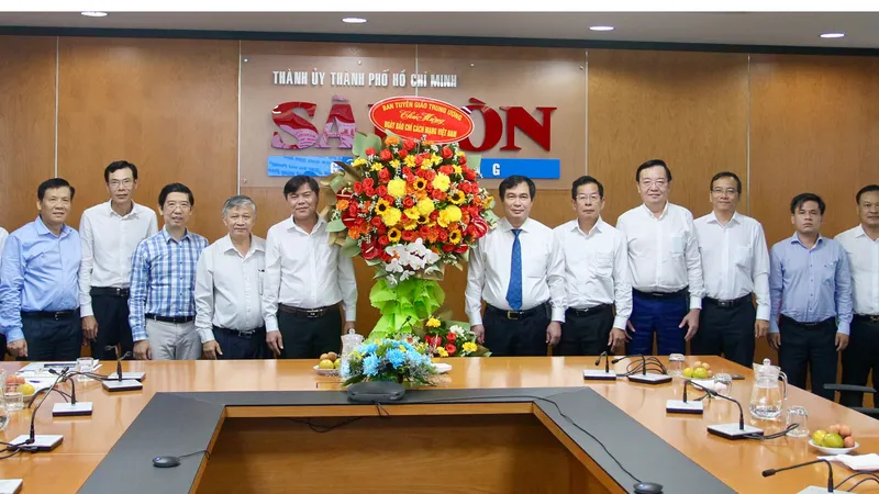 Phó Trưởng ban Tuyên giáo Trung ương Phan Xuân Thủy thăm, chúc mừng các cơ quan báo chí