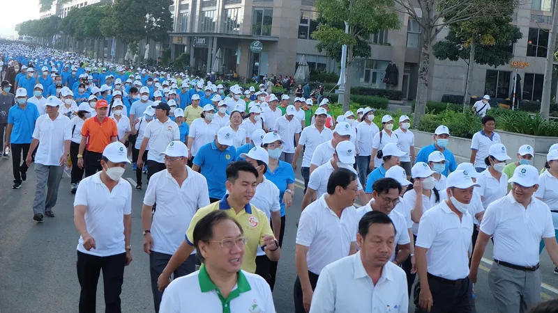 Hơn 6.000 người tham gia đi bộ đồng hành gây quỹ chăm lo an sinh xã hội