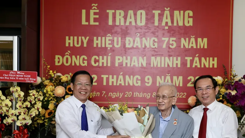 Lãnh đạo TPHCM trao Huy hiệu 75 năm tuổi Đảng đợt 2-9-2022 cho đồng chí Phan Minh Tánh. Ảnh: HOÀNG HÙNG