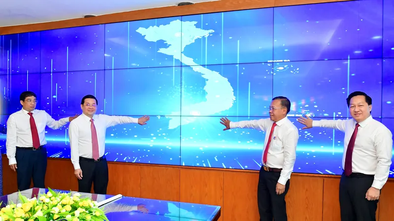 Lãnh đạo TP Thủ Đức và Sở Tài Nguyên Môi Trường TPHCM công bố trang thông tin đất đai TP Thủ Đức. Ảnh: VIỆT DŨNG