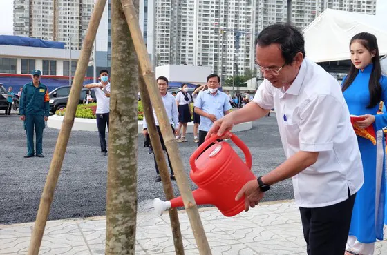 Bí thư Thành ủy TPHCM trồng cây xanh tại Sân vận động quận 7