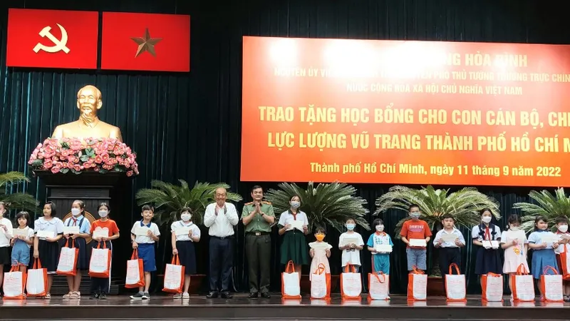 100 suất học bổng trao cho con cán bộ, chiến sĩ lực lượng vũ trang TPHCM