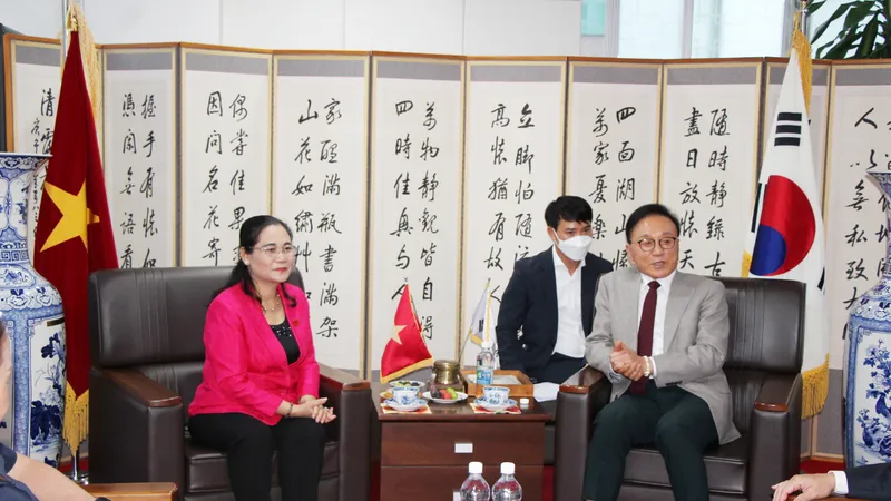 Xây dựng các chương trình hợp tác phát triển TPHCM thành đô thị thông minh