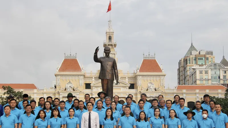 Hành trình Không gian văn hóa Hồ Chí Minh tuyên truyền sử dụng phương tiện công cộng
