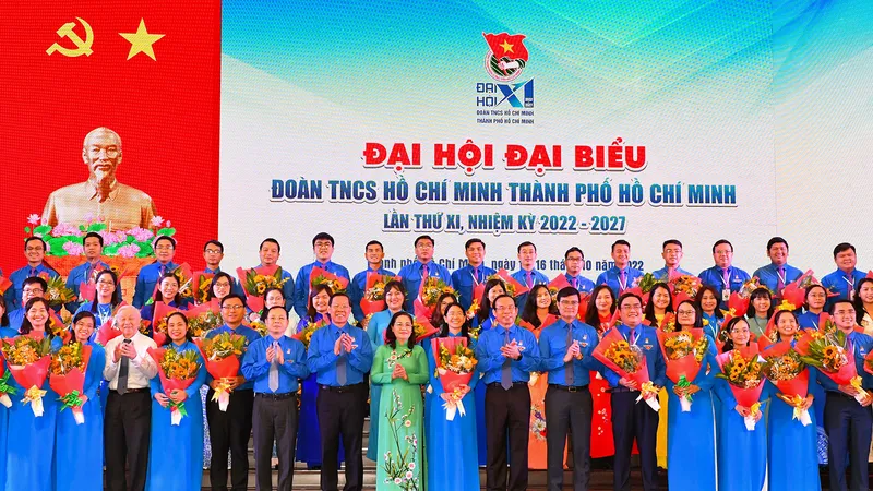 Các đồng chí lãnh đạo TPHCM chúc mừng BCH Đoàn TNCS Hồ Chí Minh TPHCM. Ảnh: VIỆT DŨNG