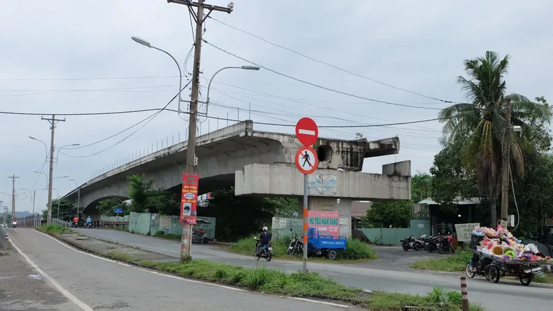 Chủ tịch UBND TP Thủ Đức khảo sát các dự án cầu đang “trùm mền”