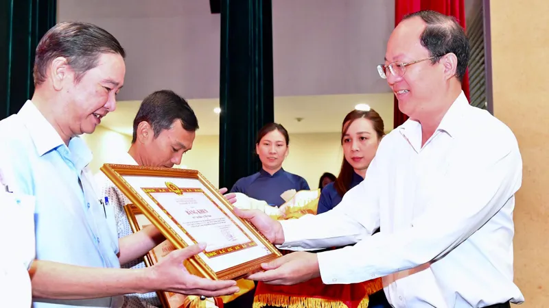 Tạo điều kiện để các hội quần chúng hoạt động, đóng góp cho sự phát triển của TPHCM