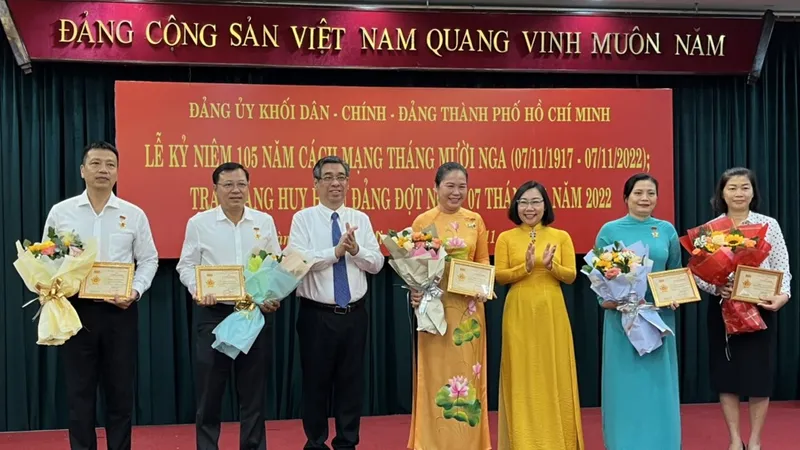 Đảng ủy khối Dân - Chính - Đảng TPHCM trao Huy hiệu Đảng cho 10 đảng viên