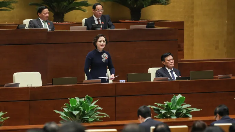 Bộ trưởng Bộ Nội vụ Phạm Thị Thanh Trà đang trả lời chất vấn. Ảnh: QUANG PHÚC