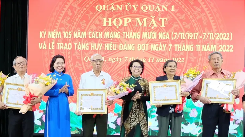 75 đảng viên Đảng bộ quận 1 nhận Huy hiệu Đảng
