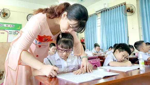 Giáo viên nản vì lương thấp nhưng áp lực lại quá cao