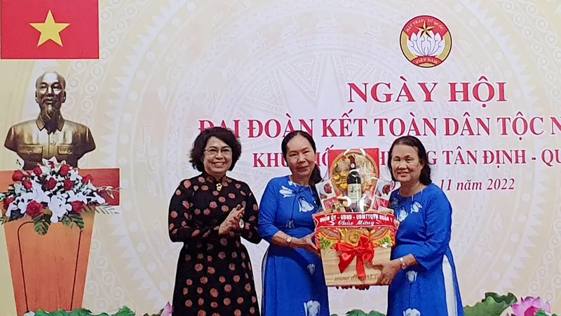 Quận ủy - UBND - Ủy ban MTTQ Việt Nam quận 1 tặng quà chúc mừng Ngày hội đại đoàn kết toàn dân tộc khu phố 5, phường Tân Định