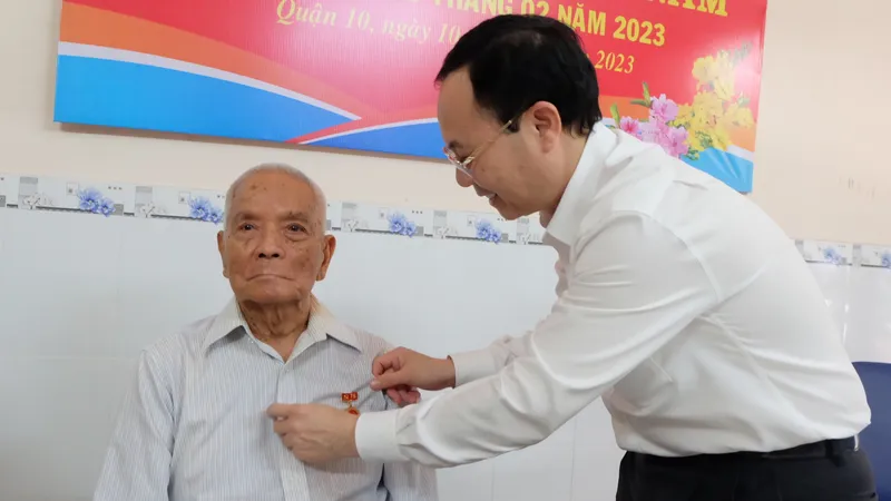 Phó Bí thư Thành ủy TPHCM Nguyễn Văn Hiếu trao Huy hiệu 75 năm tuổi Đảng cho đồng chí Phạm Học Lâm