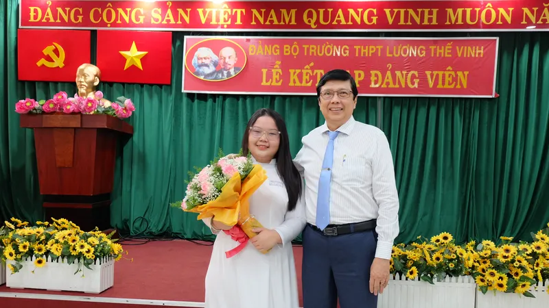 Đảng bộ quận 1 kết nạp đảng viên học sinh
