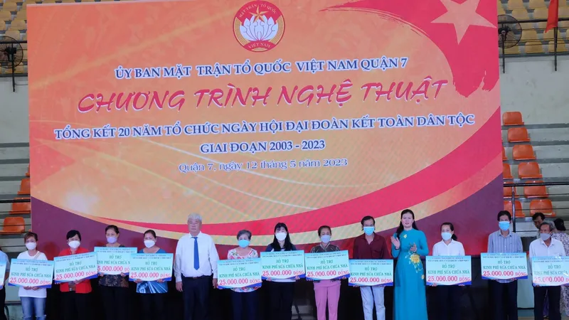 Quận 7 tặng kinh phí sửa chữa nhà, phương tiện sinh kế cho 41 hộ gia đình