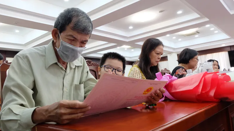Người dân trong Khu Đô thị mới Thủ Thiêm nhận quyết định bố trí tái định cư
