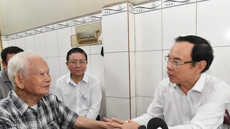 Đồng chí Nguyễn Văn Nên thăm, chúc thọ người cao tuổi