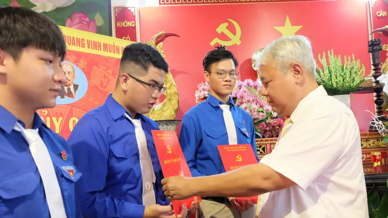 Quận ủy quận 7 kết nạp 8 đảng viên là học sinh