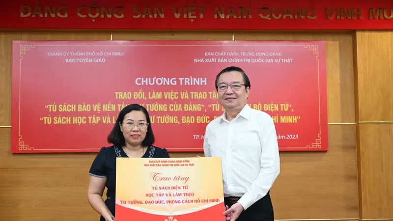 Ban Tuyên giáo Thành ủy TPHCM tiếp nhận 3 tủ sách điện tử từ Nhà xuất bản Chính trị Quốc gia Sự thật 
