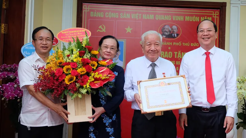 Phó Bí thư Thành ủy TPHCM Nguyễn Hồ Hải trao Huy hiệu 65 năm tuổi Đảng đến Trung tướng Võ Thái Hòa