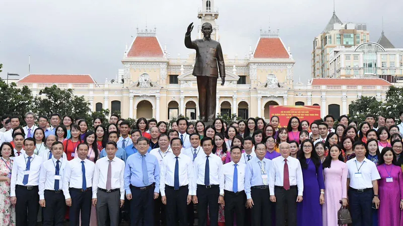 Đại biểu Hội thi Giảng viên dạy giỏi toàn quốc các trường chính trị dâng hương, dâng hoa Chủ tịch Hồ Chí Minh