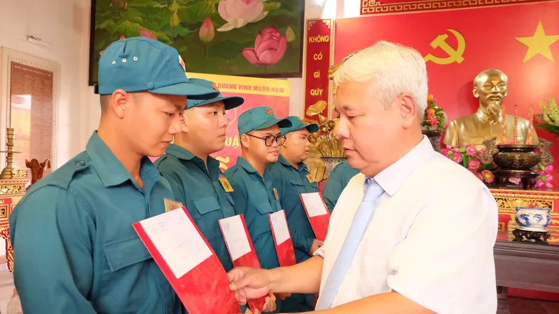Quận 7 kết nạp 13 đảng viên là dân quân thường trực 