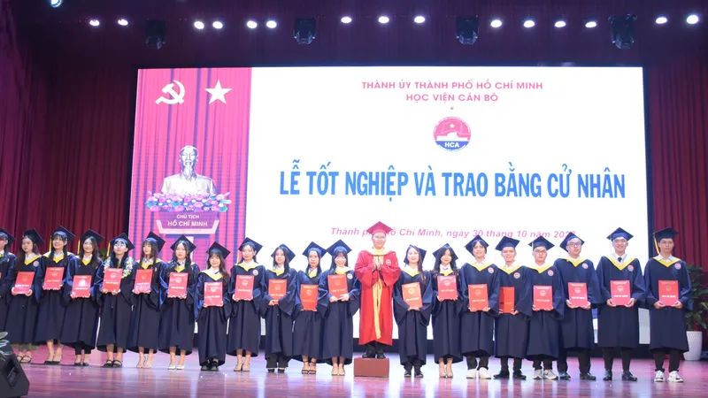 Hơn 560 cử nhân Học viện Cán bộ TPHCM nhận bằng tốt nghiệp