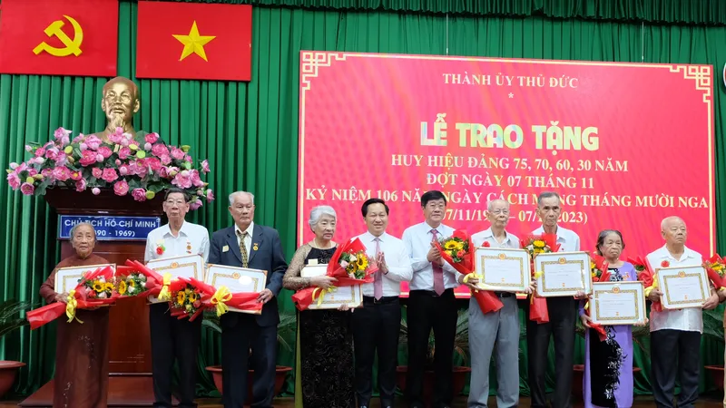 230 đảng viên tại Đảng bộ TP Thủ Đức nhận Huy hiệu Đảng đợt 7-11