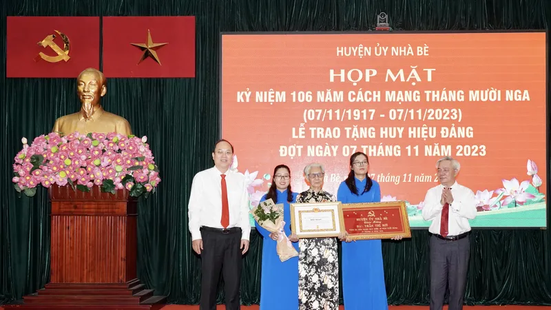Phó Bí thư Thành ủy TPHCM Nguyễn Hồ Hải trao Huy hiệu Đảng tại huyện Nhà Bè
