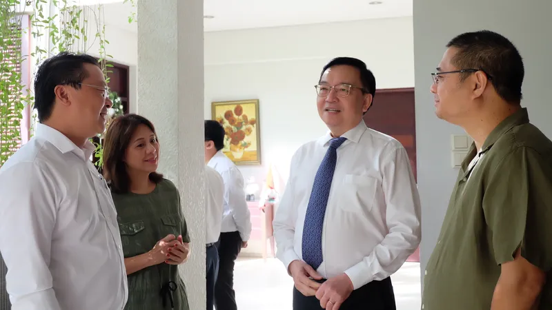 Lãnh đạo TPHCM thăm, chúc mừng gia đình nhà giáo tiêu biểu