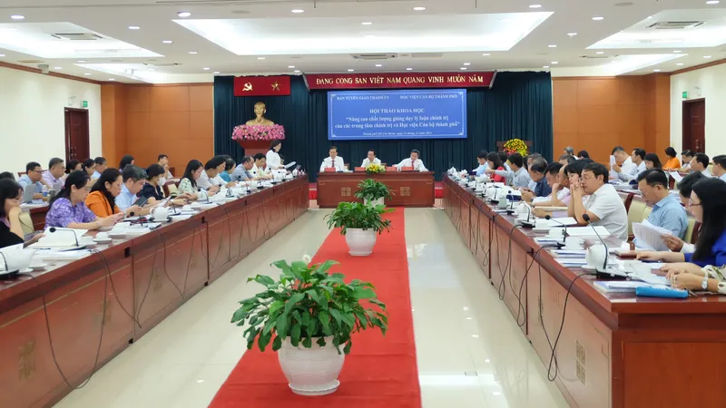 Giảng dạy lý luận chính trị phải gắn với thực tiễn