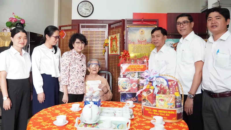 Đồng chí Tô Thị Bích Châu thăm, chúc tết các cá nhân, đơn vị