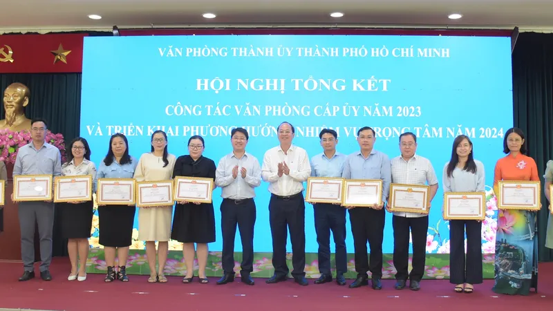 Phát huy tinh thần đoàn kết, chủ động sáng tạo trong công việc