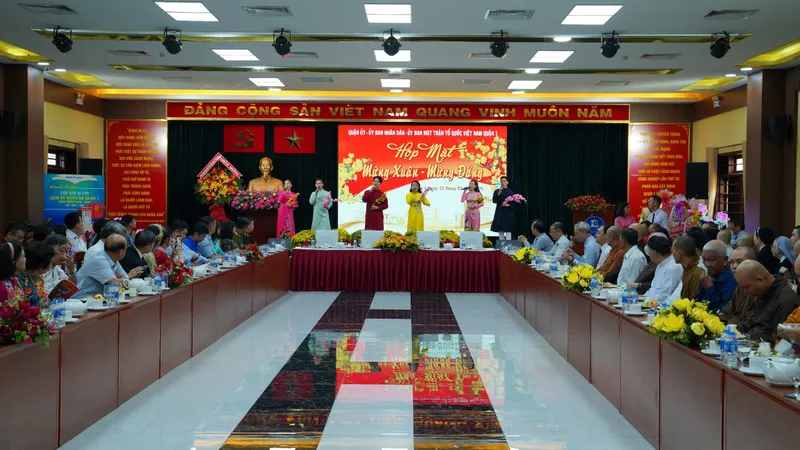 Quận 1 họp mặt chức sắc tôn giáo, trí thức, người Việt Nam ở nước ngoài 