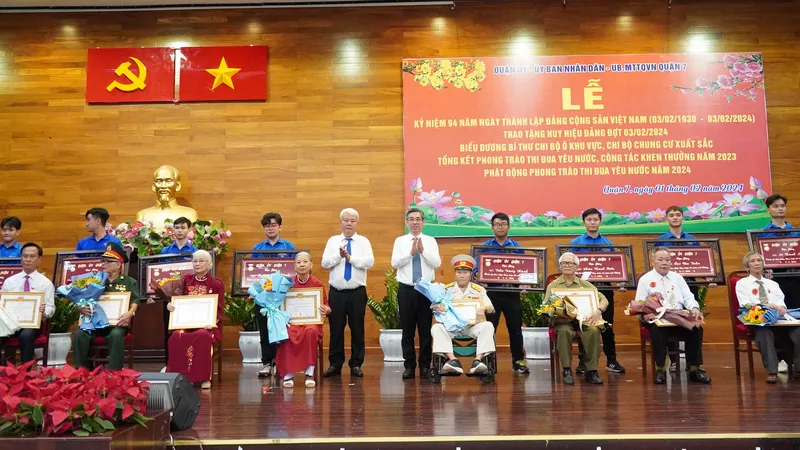 120 đảng viên Đảng bộ quận 7 nhận Huy hiệu Đảng đợt ngày 3-2