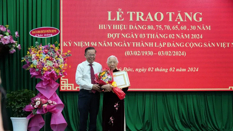 TP Thủ Đức có 385 đảng viên nhận trao Huy hiệu Đảng đợt ngày 3-2